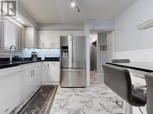 7086 Centennial Street, Niagara Falls, ON - Indoor Photo Showing Kitchen