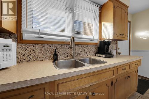 31 Owen Place, Hamilton, ON - Indoor Photo Showing Kitchen With Double Sink