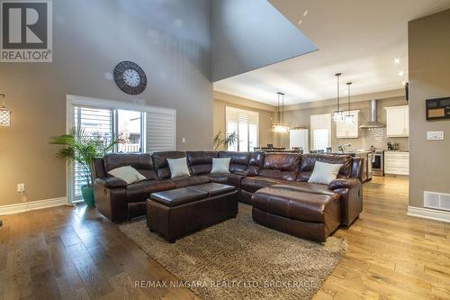 7174 Optimist Lane, Niagara Falls (212 - Morrison), ON - Indoor Photo Showing Living Room