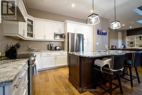 7174 Optimist Lane, Niagara Falls (212 - Morrison), ON - Indoor Photo Showing Kitchen With Upgraded Kitchen