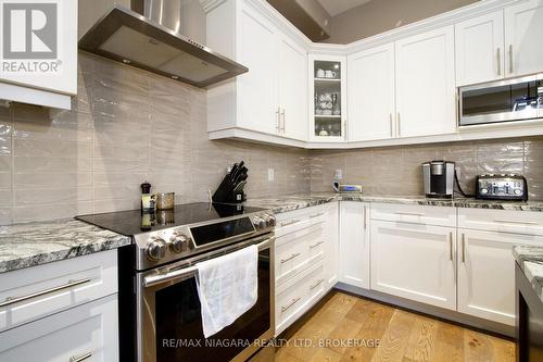 7174 Optimist Lane, Niagara Falls (212 - Morrison), ON - Indoor Photo Showing Kitchen With Upgraded Kitchen