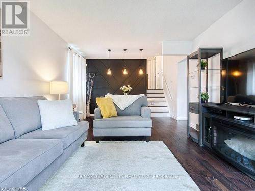 7499 Jubilee Drive, Niagara Falls, ON - Indoor Photo Showing Living Room