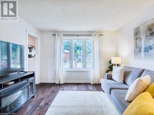 7499 Jubilee Drive, Niagara Falls, ON - Indoor Photo Showing Living Room