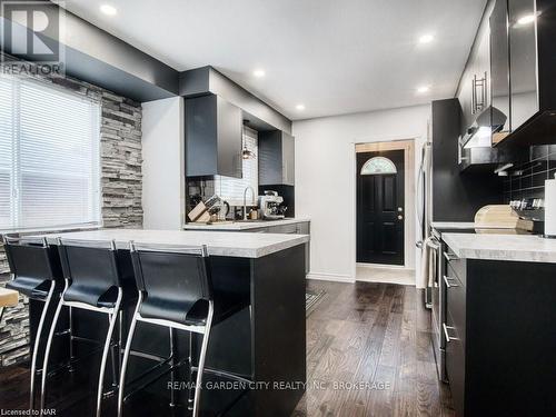 7499 Jubilee Drive, Niagara Falls, ON - Indoor Photo Showing Kitchen With Upgraded Kitchen