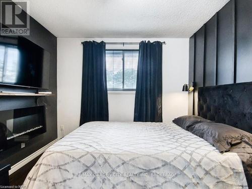 7499 Jubilee Drive, Niagara Falls, ON - Indoor Photo Showing Bedroom