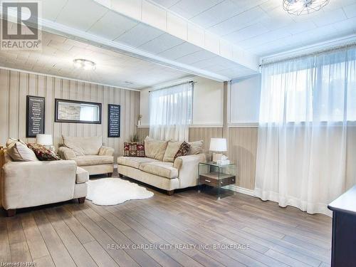 7499 Jubilee Drive, Niagara Falls, ON - Indoor Photo Showing Living Room