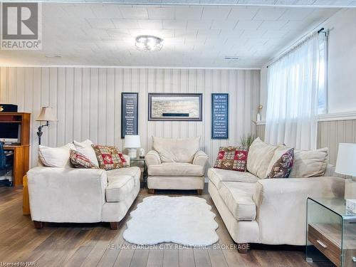 7499 Jubilee Drive, Niagara Falls, ON - Indoor Photo Showing Living Room