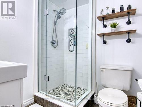 7499 Jubilee Drive, Niagara Falls, ON - Indoor Photo Showing Bathroom