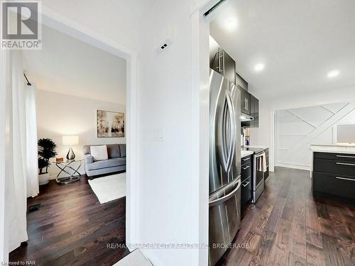 7499 Jubilee Drive, Niagara Falls, ON - Indoor Photo Showing Kitchen