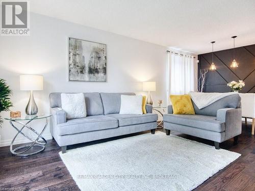 7499 Jubilee Drive, Niagara Falls, ON - Indoor Photo Showing Living Room