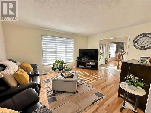 6 Vine Road, Grimsby, ON - Indoor Photo Showing Living Room