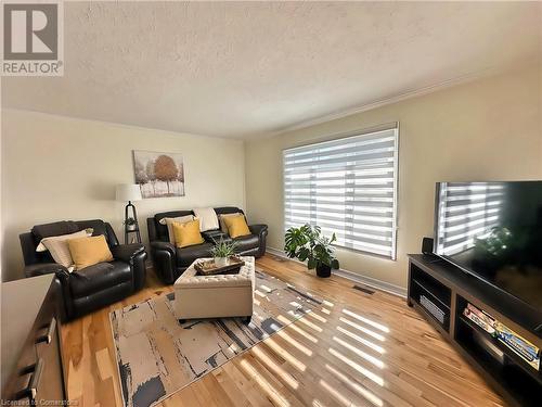 6 Vine Road, Grimsby, ON - Indoor Photo Showing Living Room