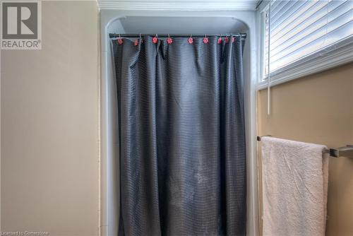 Details with curtained shower - 8 Gerrard Avenue, Cambridge, ON - Indoor