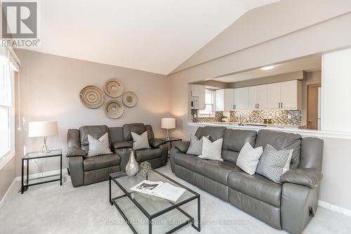 29 Eves Court, Newmarket, ON - Indoor Photo Showing Living Room