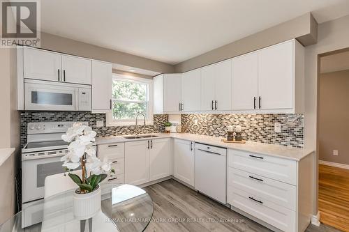 29 Eves Court, Newmarket, ON - Indoor Photo Showing Kitchen