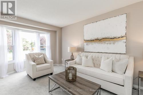 29 Eves Court, Newmarket, ON - Indoor Photo Showing Living Room