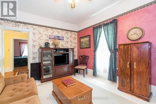 4 Thomas Street, Adjala-Tosorontio, ON - Indoor Photo Showing Living Room