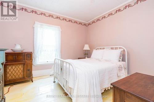 4 Thomas Street, Adjala-Tosorontio, ON - Indoor Photo Showing Bedroom