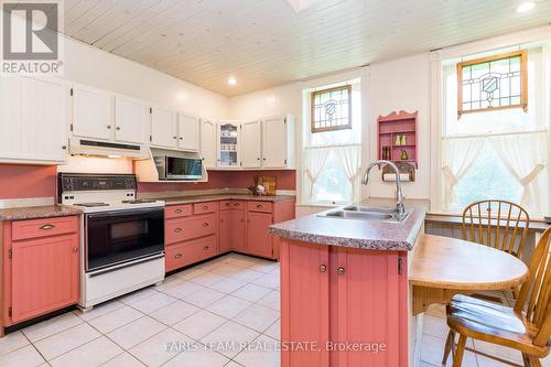 4 Thomas Street, Adjala-Tosorontio, ON - Indoor Photo Showing Kitchen With Double Sink