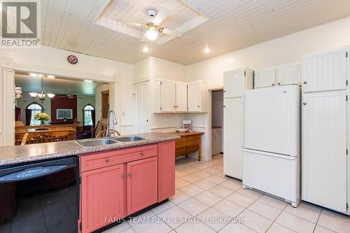 4 Thomas Street, Adjala-Tosorontio, ON - Indoor Photo Showing Kitchen With Double Sink