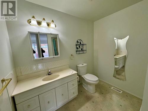 706 Cedar Street, Creston, BC - Indoor Photo Showing Bathroom