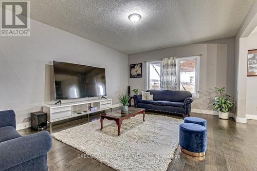 2205 Wateroak Drive, London, ON - Indoor Photo Showing Living Room