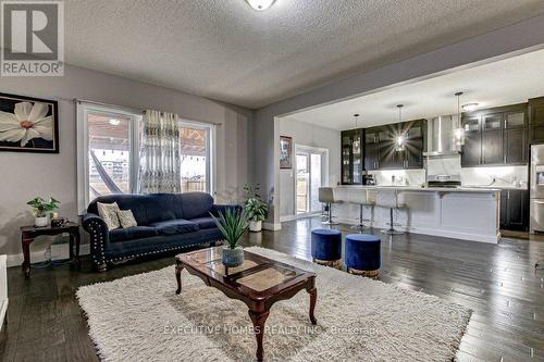 2205 Wateroak Drive, London, ON - Indoor Photo Showing Living Room