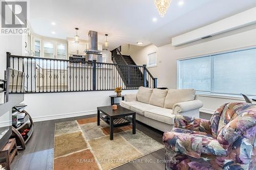 195 Tragina Avenue N, Hamilton, ON - Indoor Photo Showing Living Room