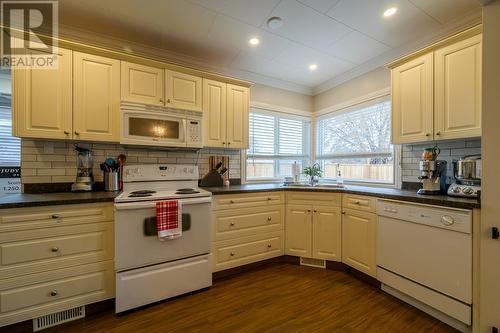 646 Stewart Avenue, Kamloops, BC - Indoor Photo Showing Kitchen