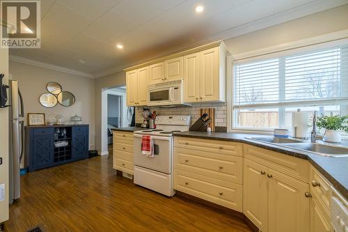 646 Stewart Avenue, Kamloops, BC - Indoor Photo Showing Kitchen With Double Sink