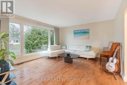 3732 Alderwood Street, Ottawa, ON - Indoor Photo Showing Living Room