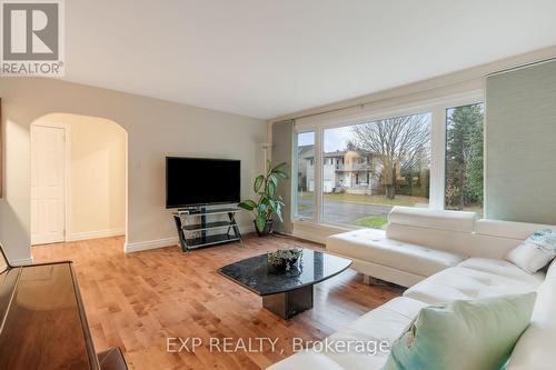 3732 Alderwood Street, Ottawa, ON - Indoor Photo Showing Living Room