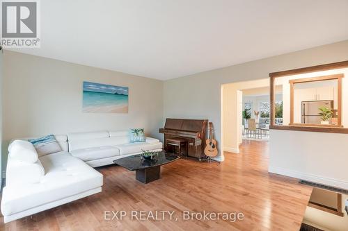 3732 Alderwood Street, Ottawa, ON - Indoor Photo Showing Living Room