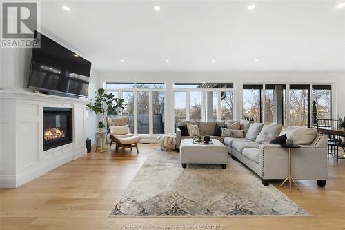 196 Grandview Avenue, Kingsville, ON - Indoor Photo Showing Living Room With Fireplace