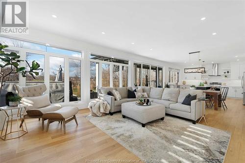 196 Grandview Avenue, Kingsville, ON - Indoor Photo Showing Living Room