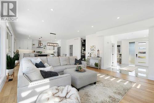 196 Grandview Avenue, Kingsville, ON - Indoor Photo Showing Living Room