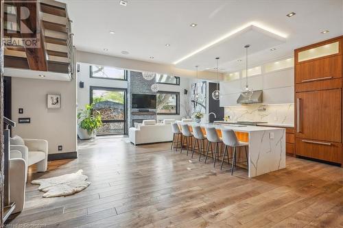 1031 Welwyn Drive, Mississauga, ON - Indoor Photo Showing Kitchen With Upgraded Kitchen