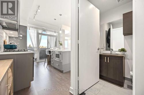 303 - 501 St Clair Avenue W, Toronto, ON - Indoor Photo Showing Kitchen