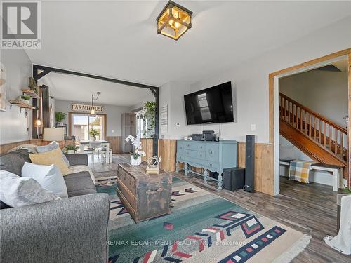 6267 Rainham Road, Haldimand, ON - Indoor Photo Showing Living Room