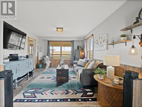 6267 Rainham Road, Haldimand, ON - Indoor Photo Showing Living Room