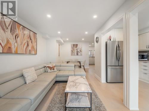 27 Bloomgate Crescent, Richmond Hill, ON - Indoor Photo Showing Living Room