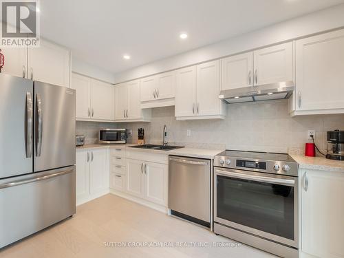 27 Bloomgate Crescent, Richmond Hill, ON - Indoor Photo Showing Kitchen With Stainless Steel Kitchen With Double Sink