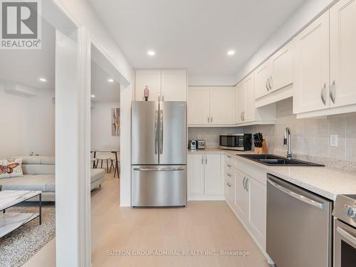 27 Bloomgate Crescent, Richmond Hill, ON - Indoor Photo Showing Kitchen With Stainless Steel Kitchen With Double Sink