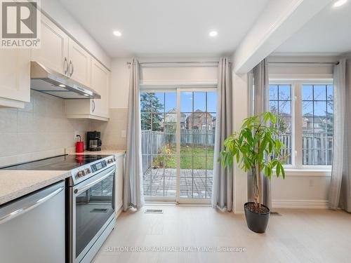 27 Bloomgate Crescent, Richmond Hill, ON - Indoor Photo Showing Kitchen