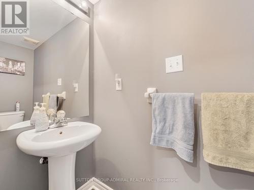 27 Bloomgate Crescent, Richmond Hill, ON - Indoor Photo Showing Bathroom