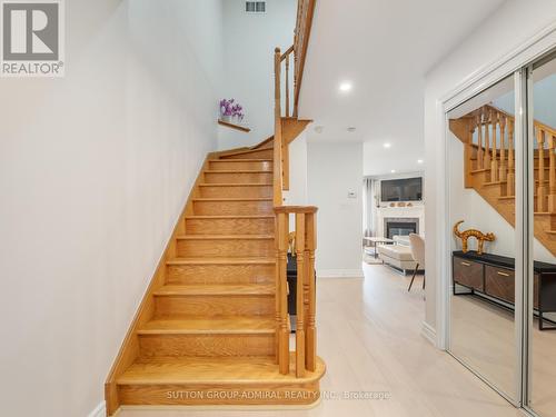 27 Bloomgate Crescent, Richmond Hill, ON - Indoor Photo Showing Other Room