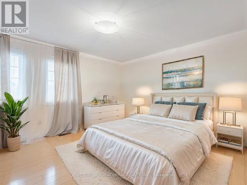 27 Bloomgate Crescent, Richmond Hill, ON - Indoor Photo Showing Bedroom