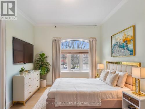 27 Bloomgate Crescent, Richmond Hill, ON - Indoor Photo Showing Bedroom