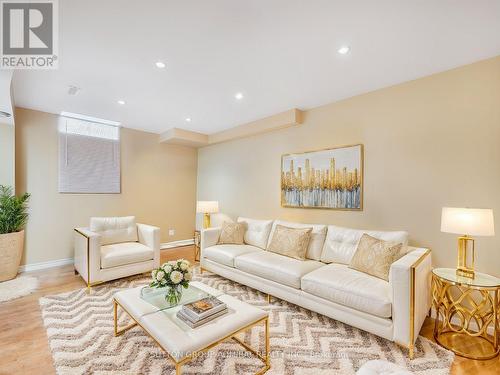 27 Bloomgate Crescent, Richmond Hill, ON - Indoor Photo Showing Living Room