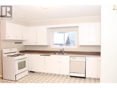 713 5Th  S Street, Cranbrook, BC - Indoor Photo Showing Kitchen With Double Sink